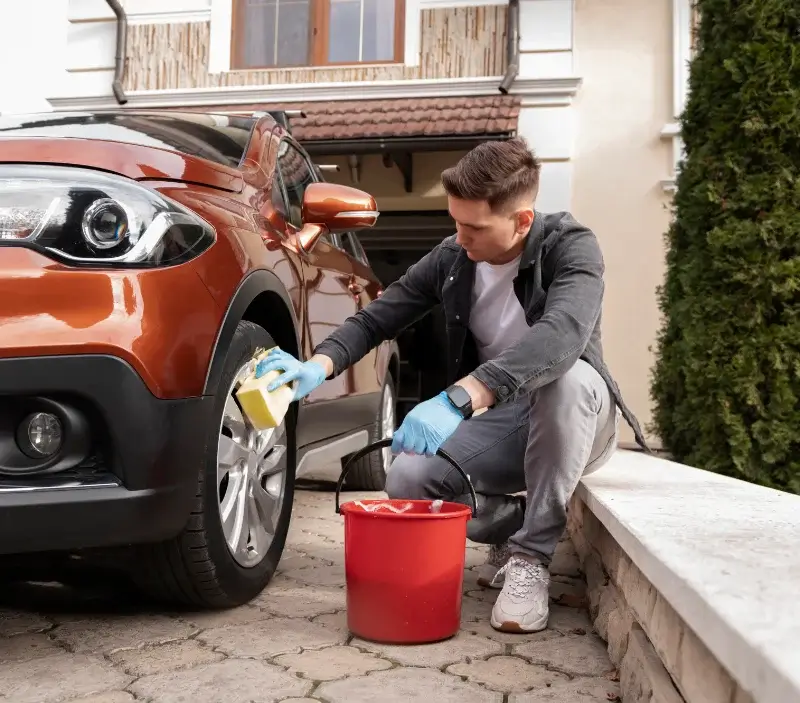Lavage auto à domicile Dietwiller : professionnel intervenant sur un véhicule